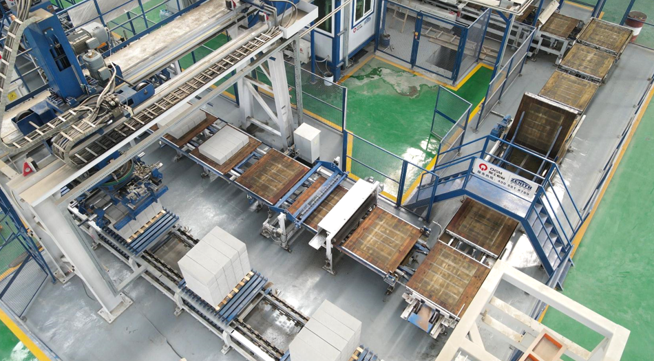 Quangong's palletizing system accelerates the “last mile” of brick machine production lines.